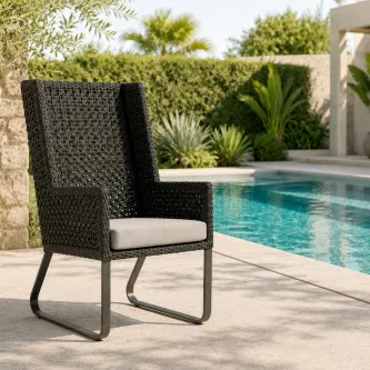 Poltrona de jardim Star com costa alta em rattan sintético e almofada clara