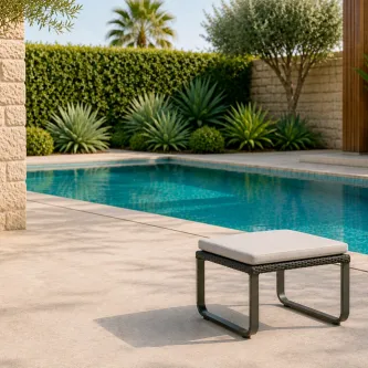 Apoio pés simples de poltrona Star em rattan sintético com almofada junto à piscina