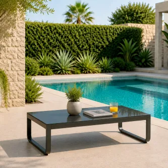 Mesa de centro Star preta junto à piscina com vaso, livro e copo de sumo