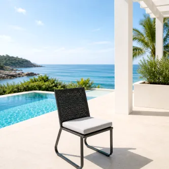 Cadeira de jardim Star preta com almofada branca junto à piscina e mar ao fundo