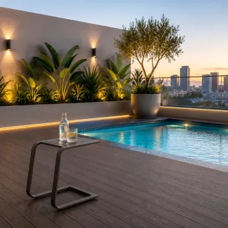 Mesa de apoio de jardim Star junto a piscina com garrafa e copo