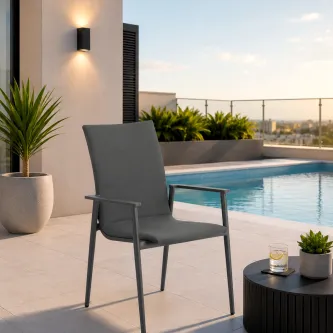 Cadeirão de jardim Soffice cinzento junto a piscina num terraço