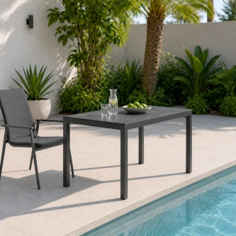 Mesa de jardim Soffice cinzenta junto à piscina com jarra e tigela de limas