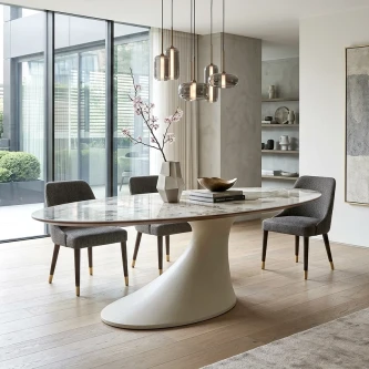 Mesa oval de jantar Orima em mármore branco com base pedestal e quatro cadeiras cinzentas
