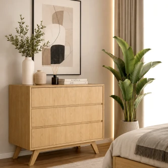 Cómoda Lima de madeira clara com três gavetas, vaso decorativo e planta