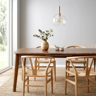 Mesa extensível Gilar em madeira com quatro cadeiras, vaso e candeeiro pendente