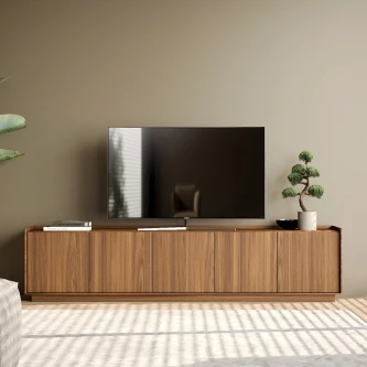 Móvel TV Puro em madeira com televisão e planta