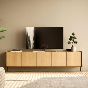 Móvel tv purpo com pés em madeira clara e pernas metálicas, televisão e planta decorativa