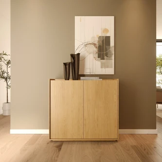 Sapateira Puro em madeira clara com duas portas e decoração minimalista