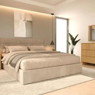 Quarto de casal dual new com cama estofada bege, candeeiro pendente e cómoda de madeira.