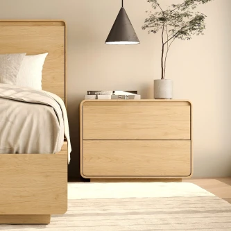 Mesa de cabeceira Tivoli em madeira clara com duas gavetas junto à cama