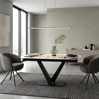 Mesa extensível cerâmica Filta com tampo claro e base em V preta e duas cadeiras cinzentas