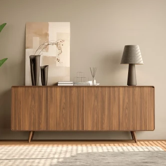 Aparador Tivoli com pés em madeira, decoração minimalista com candeeiro e vasos