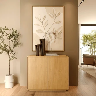 Sapateira Tivoli em madeira clara com vasos e quadro botânico