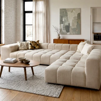 Sofá chaise longue nórdico bege com estofado capitonê e mesa de centro