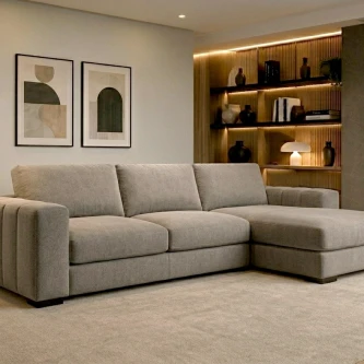 Sofá chaise longue Novila cinzento claro numa sala moderna com estante de madeira