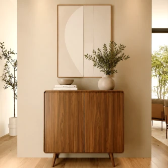 Sapateira Tivoli em madeira com portas curvas e pés cónicos num espaço minimalista