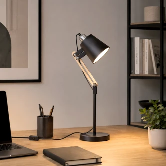 Candeeiro de mesa Danti preto articulado com braço em madeira, luz acesa sobre secretária