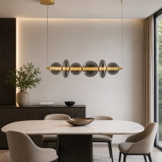 Candeeiro de teto Navi linear em metal e vidro acima de mesa de jantar
