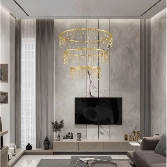 Candeeiro de teto Stellar Big dourado com três anéis iluminados sobre sala moderna