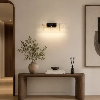 Aplique Stellar montado na parede com pendentes de vidro e luz quente sobre consola