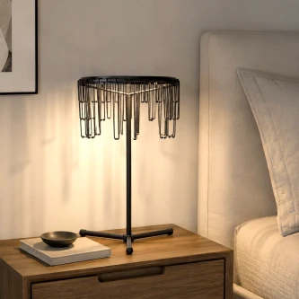 Candeeiro de mesa Stellar metálico com pendentes em vidro sobre mesa de cabeceira