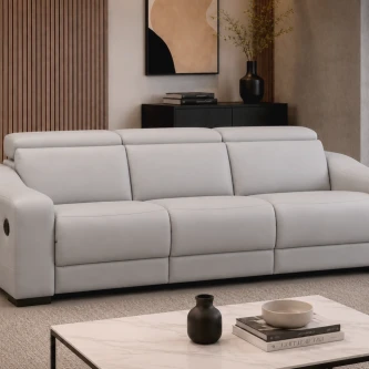 Sofá relax 3 lugares R12-M em pele bege claro, apoios de cabeça ajustáveis e botão lateral