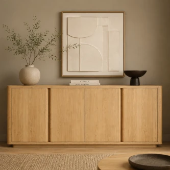 Aparador Aura em madeira clara com quatro portas, vaso com ramos e quadro minimalista