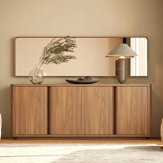 Aparador Aura em madeira com espelho horizontal, candeeiro e vaso decorativo