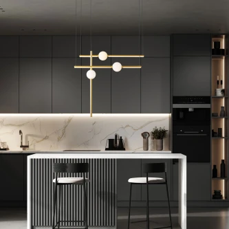 Cadeeiro de teto Acrobat dourado com globos brancos pendente sobre ilha de cozinha moderna