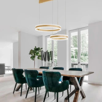 Candeeiro de teto Agos Line com anéis LED suspensos sobre mesa de jantar