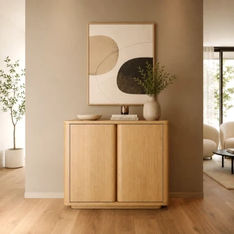 Sapateira Aura em madeira clara com vaso e quadro decorativo num corredor iluminado