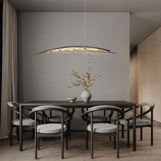 Candeeiro de teto Amado Big pendente oval texturizado sobre mesa de jantar