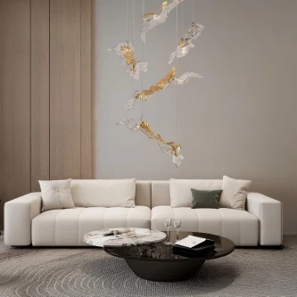 Candeeiro de teto Avesa D60 escultórico dourado e vidro suspenso sobre sofá branco.
