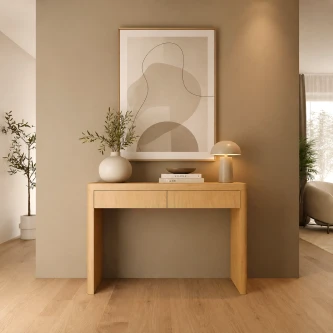 Consola Aura em madeira clara com vaso, livros e candeeiro sob quadro abstrato