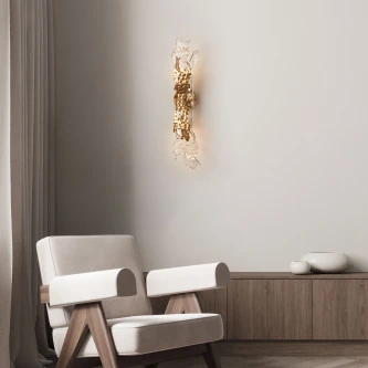 Aplique Avesa dourado com cristais iluminado em sala minimalista
