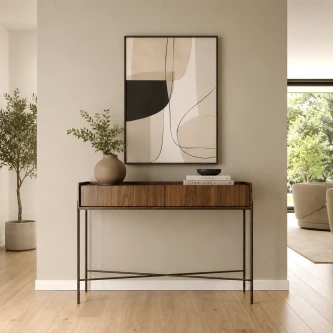 Consola Puro em madeira com pernas metálicas finas, quadro abstrato e vaso decorativo