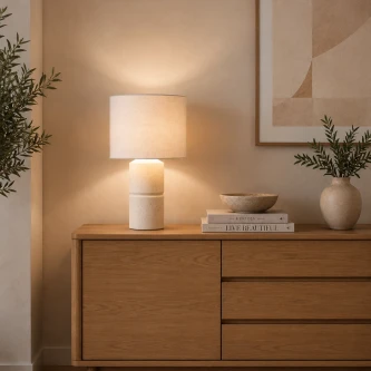 Candeeiro de mesa Lily creme com base cerâmica e abajur iluminado sobre cómoda