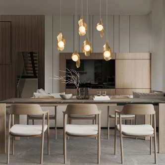 Candeeiro de teto Malory Line com sete pendentes de vidro dourado sobre mesa de jantar