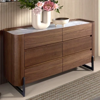 Aparador Pure Gavetas em madeira, seis gavetas, pés metálicos e vaso decorativo