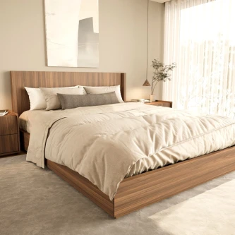 Cama de casal Puro em madeira clara com cabeceira baixa e roupa de cama bege