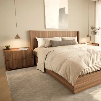 Mesa de cabeceira Puro em madeira junto à cama, com candeeiros pendentes