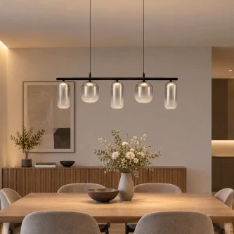 Candeeiro de teto Aelia Line com cinco cúpulas de vidro suspensas sobre mesa de jantar