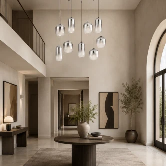 Candeeiro de teto Aelia 9L com nove pendentes de vidro suspensos em sala minimalista