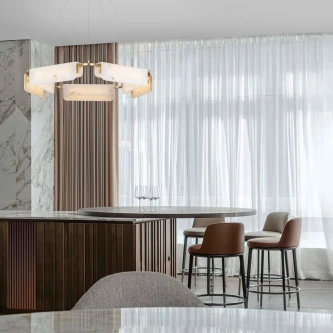 Candeeiro de teto Aider branco e dourado sobre ilha de cozinha moderna