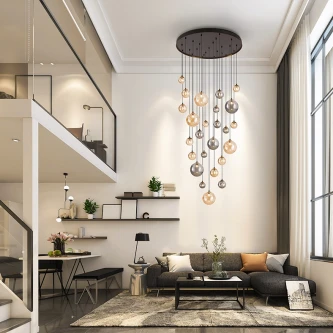 Candeeiro de teto dark 25l com 25 globos de vidro pendentes em sala moderna