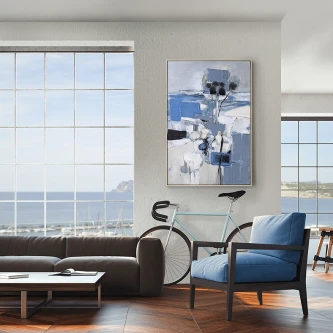 Quadro Paisaje Azul abstrato azul e branco na parede de sala, com bicicleta, sofá e poltrona azul
