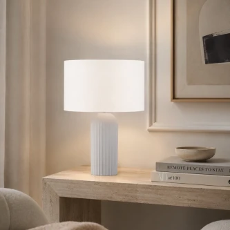 Candeeiro de mesa Ammos White branco, base canelada e cúpula cilíndrica sobre consola