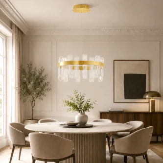 Candeeiro de teto Argo D60 dourado com anel e tubos de vidro sobre mesa de jantar