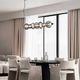 Candeeiro de teto Bally com seis globos de vidro fumado suspenso sobre mesa de jantar